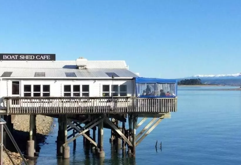 Majatalo Waterfront Bliss