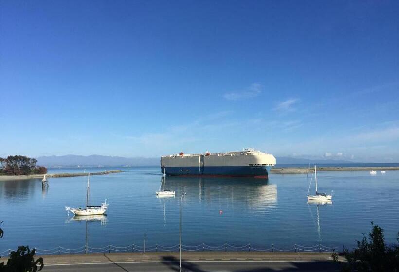 بنسيون Waterfront Bliss