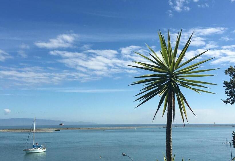 بنسيون Waterfront Bliss