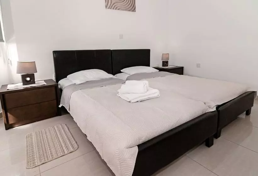 Artemis Cynthia Complex