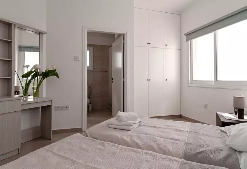 Artemis Cynthia Complex