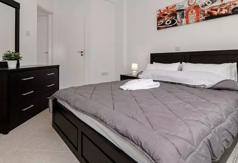 Artemis Cynthia Complex