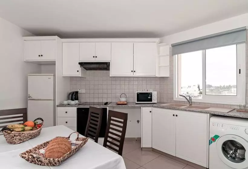 Artemis Cynthia Complex