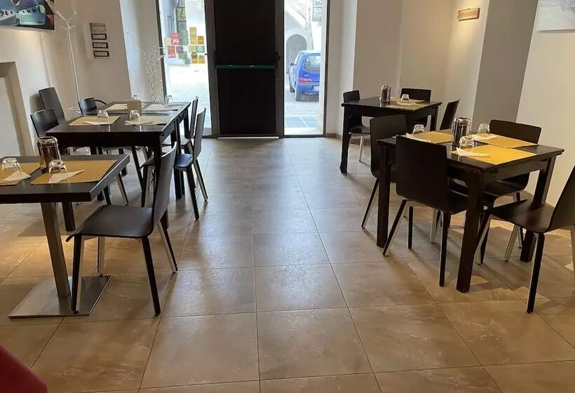 هتل Albergo Ristorante Del Cacciatore