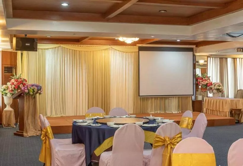 ホテル Nonthaburi Palace