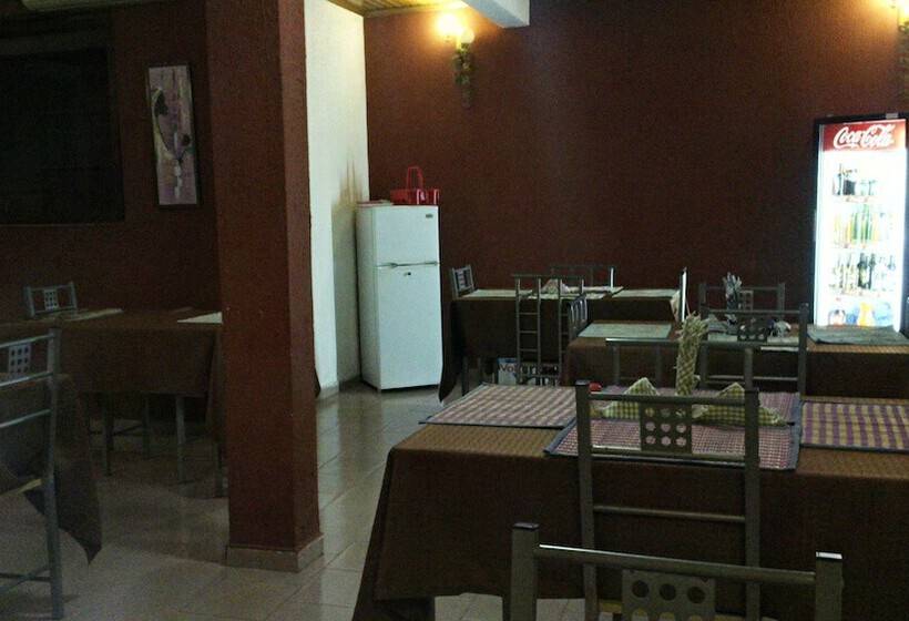 בית מלון כפרי Takoradi Standard