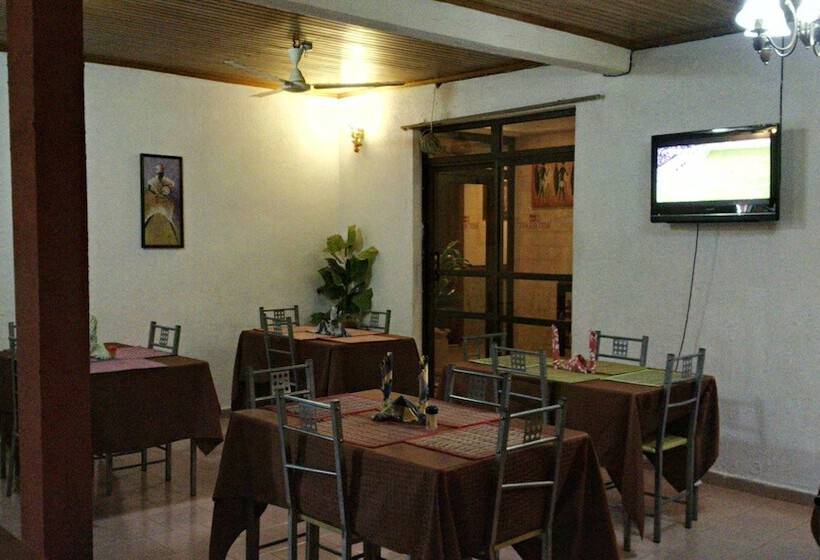 בית מלון כפרי Takoradi Standard