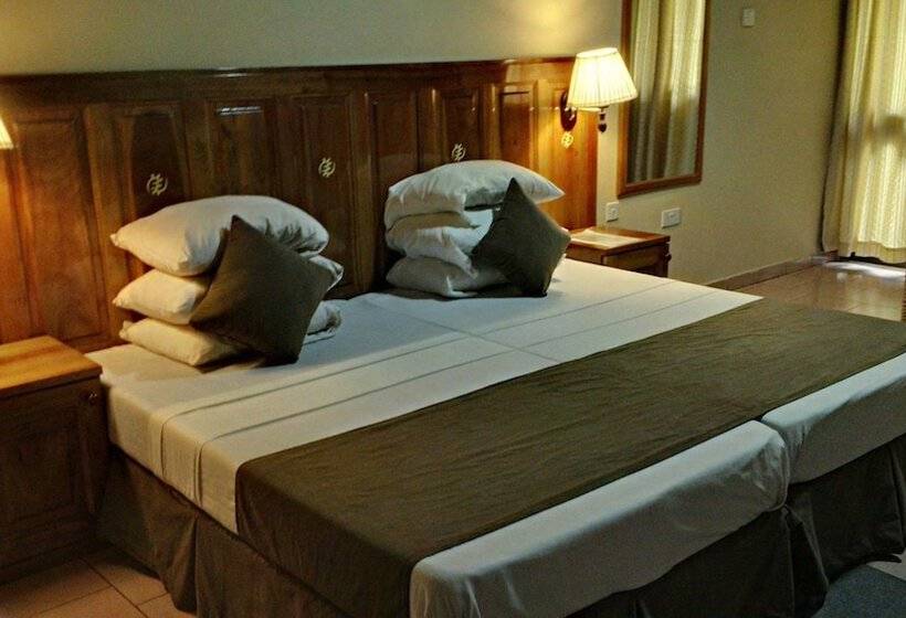 בית מלון כפרי Takoradi Standard