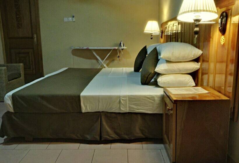 בית מלון כפרי Takoradi Standard