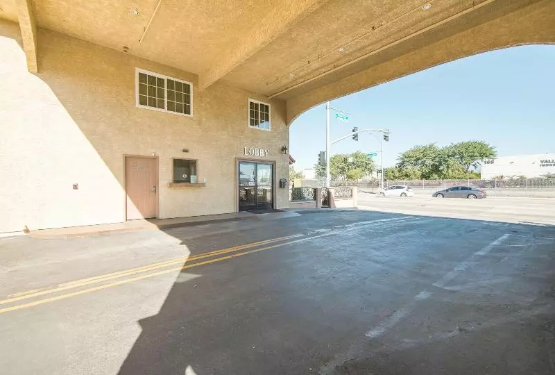 Мотель Industry Inn & Suites