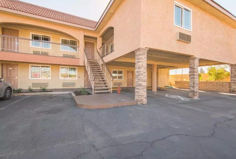 Мотель Industry Inn & Suites