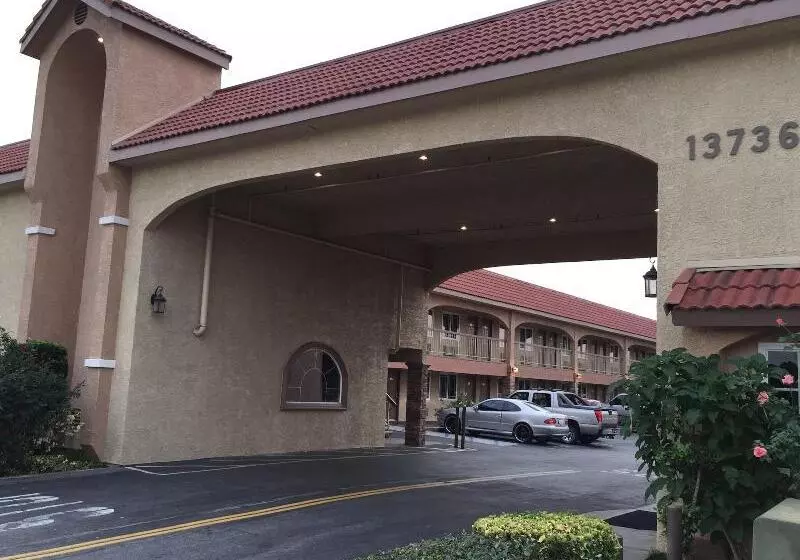 Мотель Industry Inn & Suites