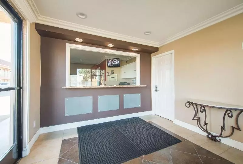 Мотель Industry Inn & Suites