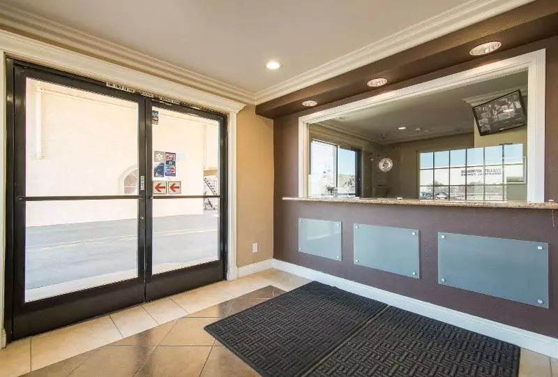 Мотель Industry Inn & Suites