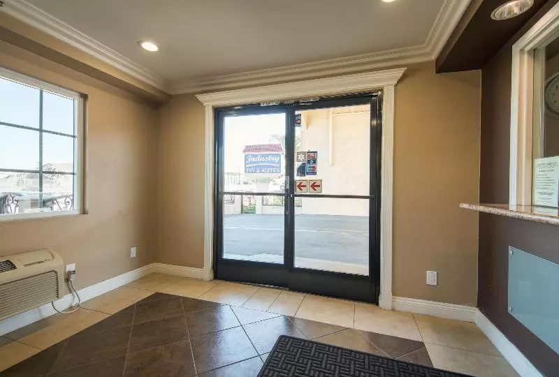 Мотель Industry Inn & Suites