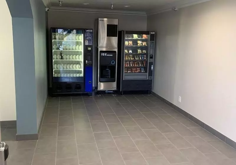 Мотель Industry Inn & Suites