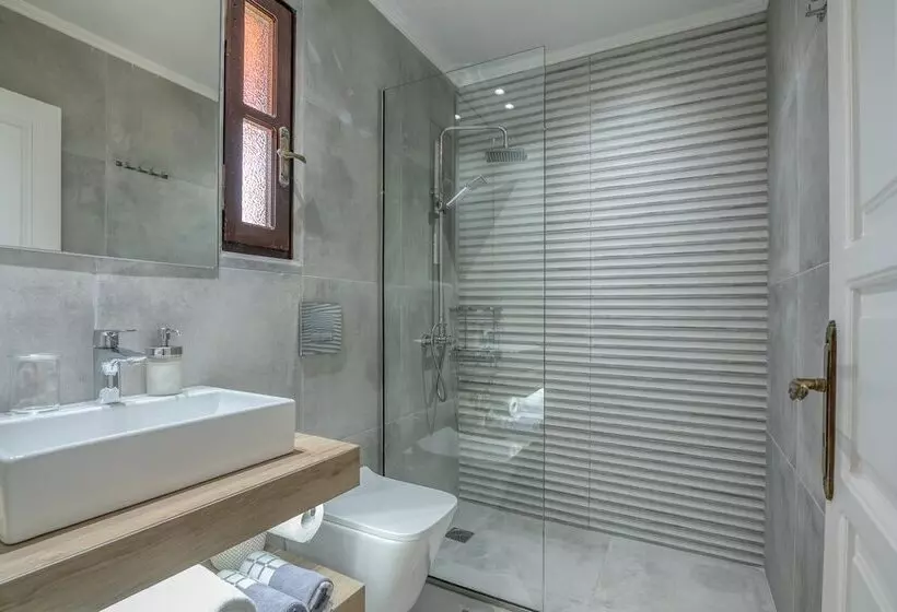 Georgia Vicky Studios & Apartments