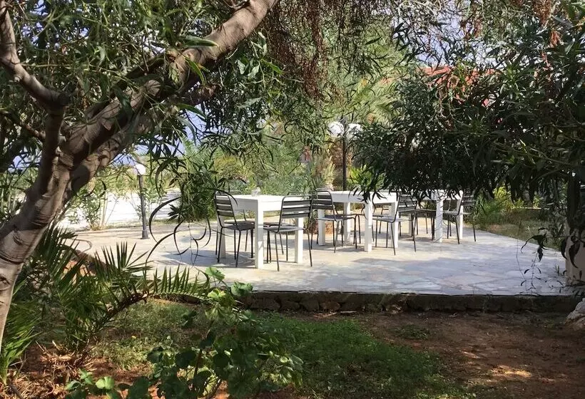 Georgia Vicky Studios & Apartments