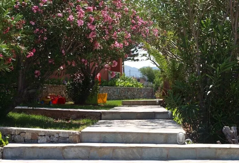 Georgia Vicky Studios & Apartments