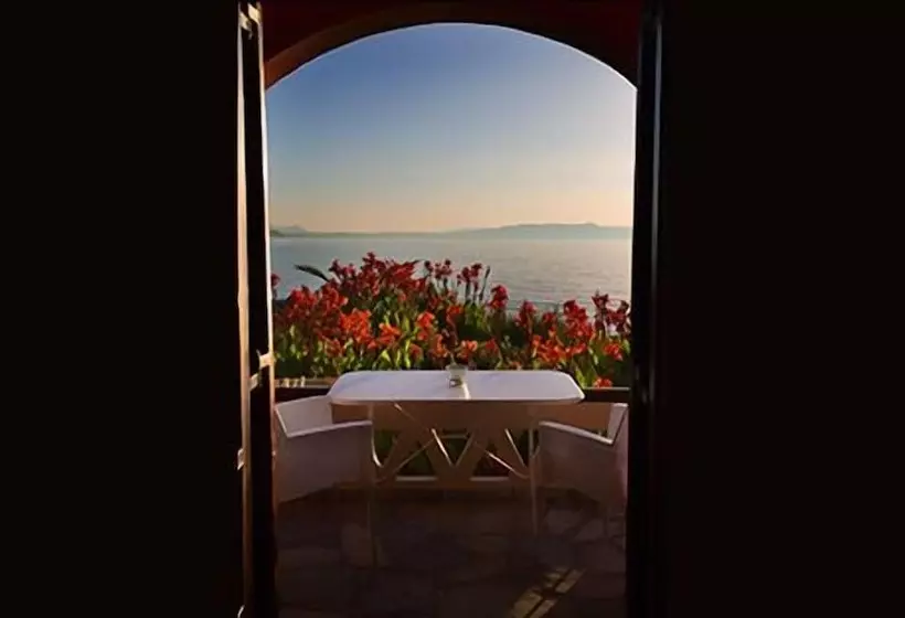 Georgia Vicky Studios & Apartments