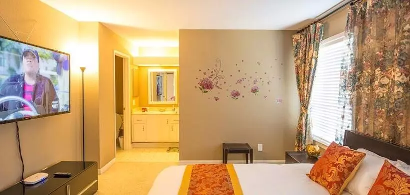 Sunny And Elegant Villa