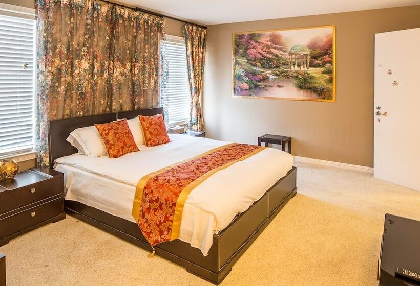 Sunny And Elegant Villa