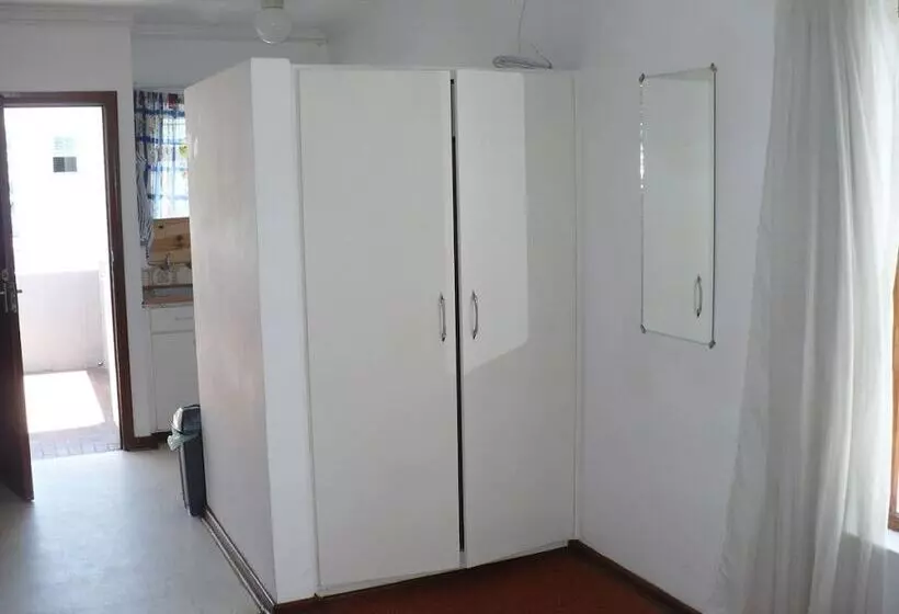 Общежитие Backpacker Apartments