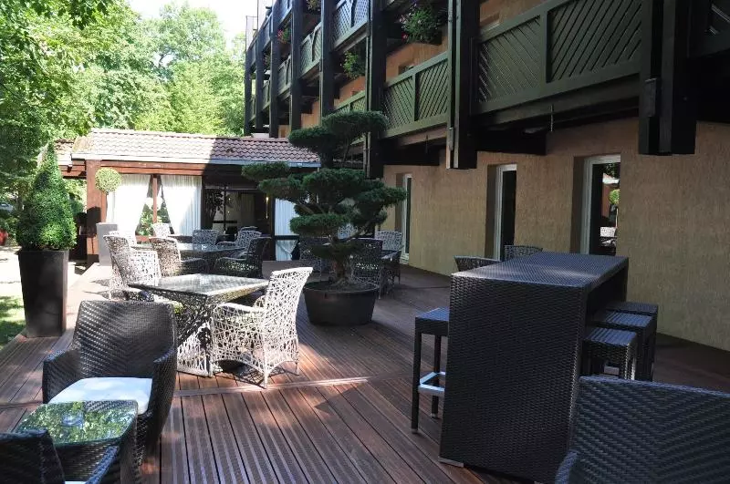 Отель Enzo Hôtels Diane   Logis Amnéville