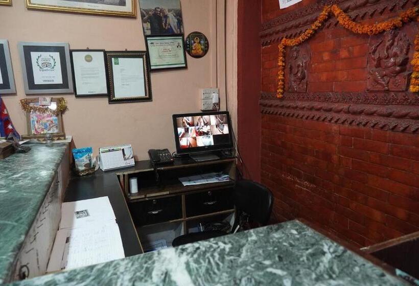 هتل Travelers Home