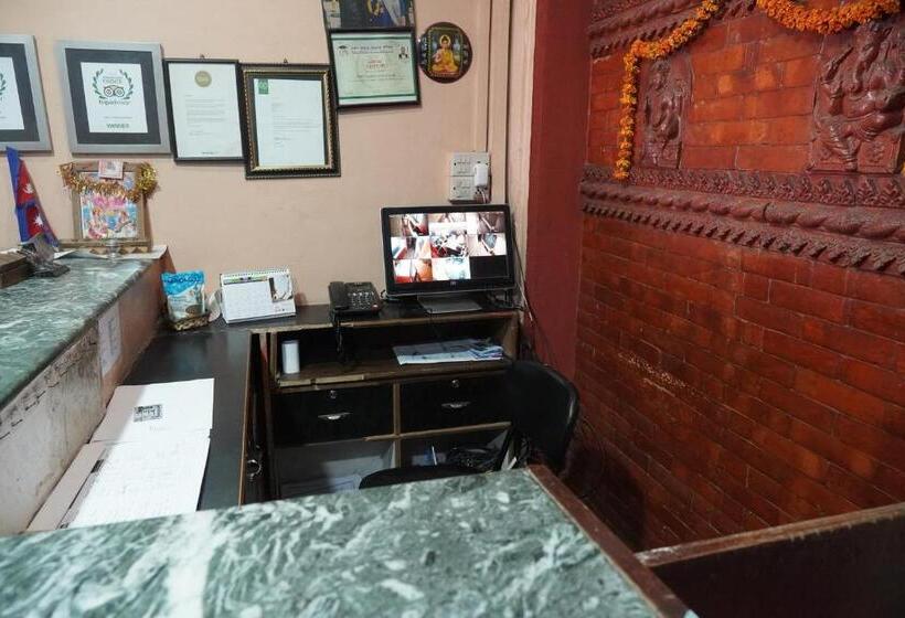 هتل Travelers Home