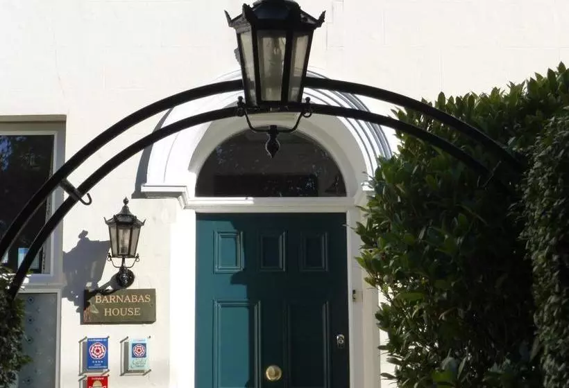 تختخواب و صبحانه Barnabas House