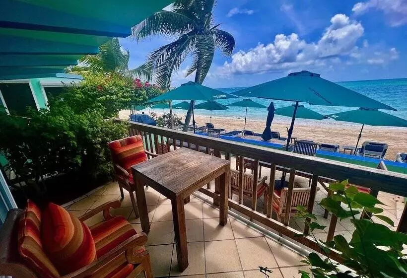 Azure Hotel And Art Studio