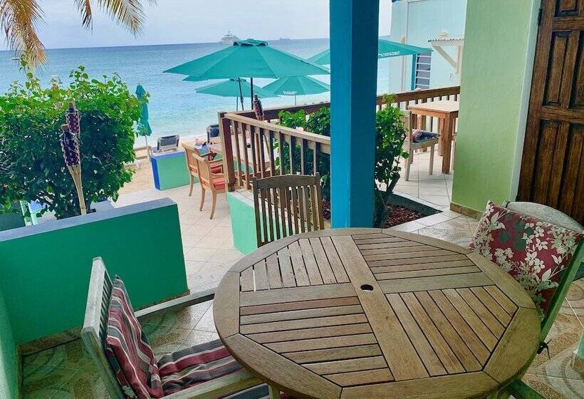 Azure Hotel And Art Studio