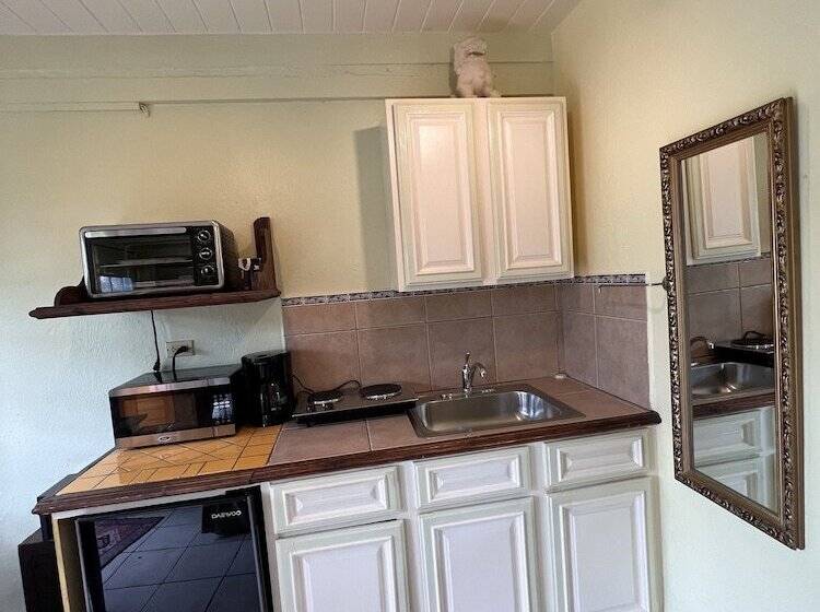 Azure Hotel And Art Studio