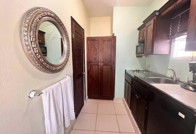 Azure Hotel And Art Studio