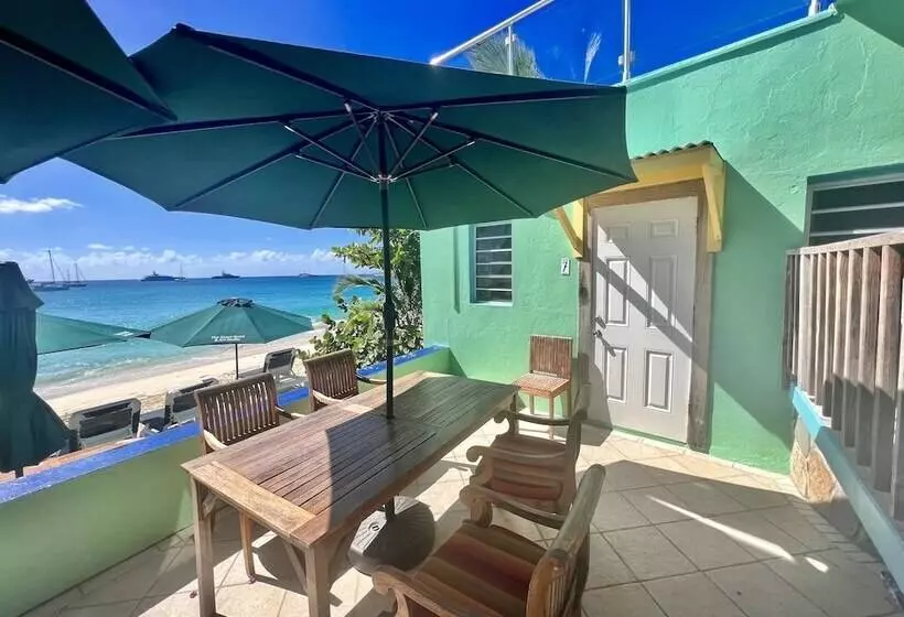 Azure Hotel And Art Studio