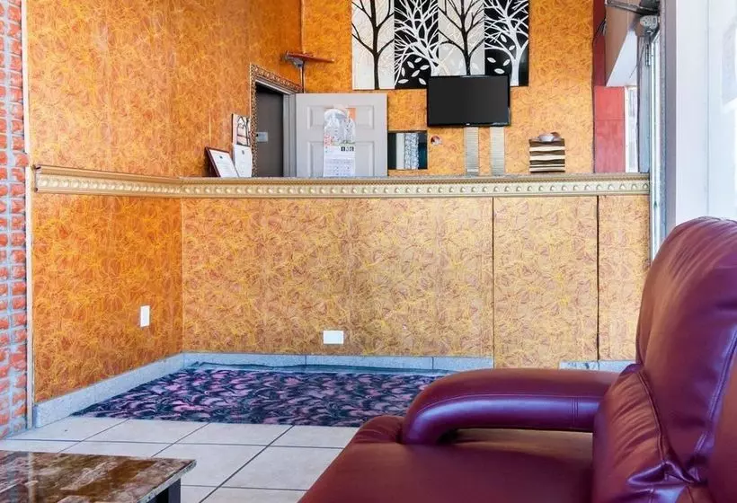 فندق على الطريق Rodeway Inn and Suites