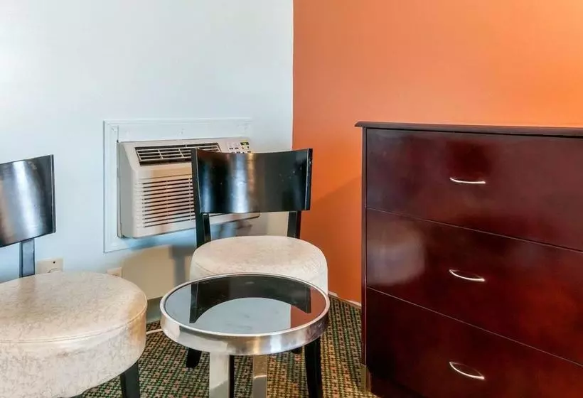 فندق على الطريق Rodeway Inn and Suites