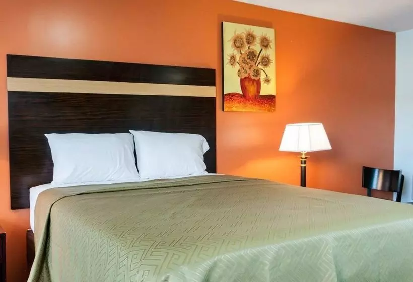 فندق على الطريق Rodeway Inn and Suites