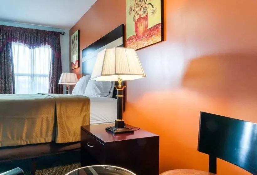 فندق على الطريق Rodeway Inn and Suites