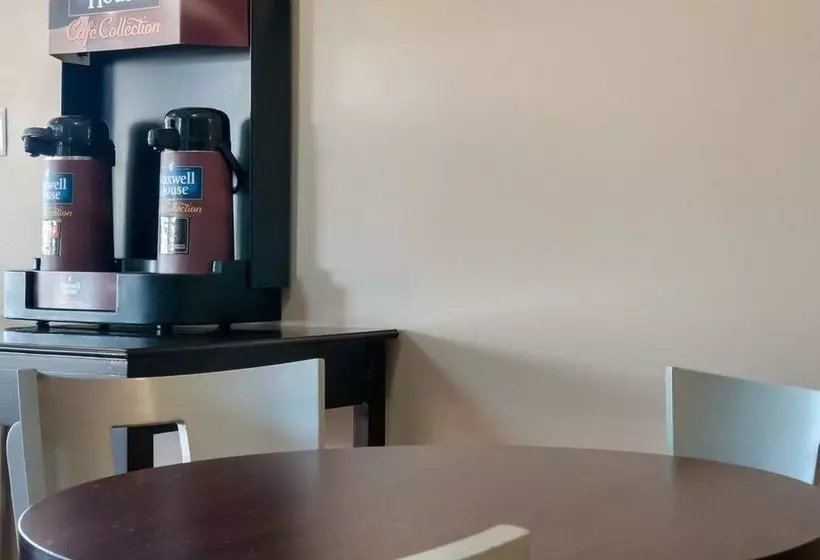 فندق على الطريق Rodeway Inn and Suites