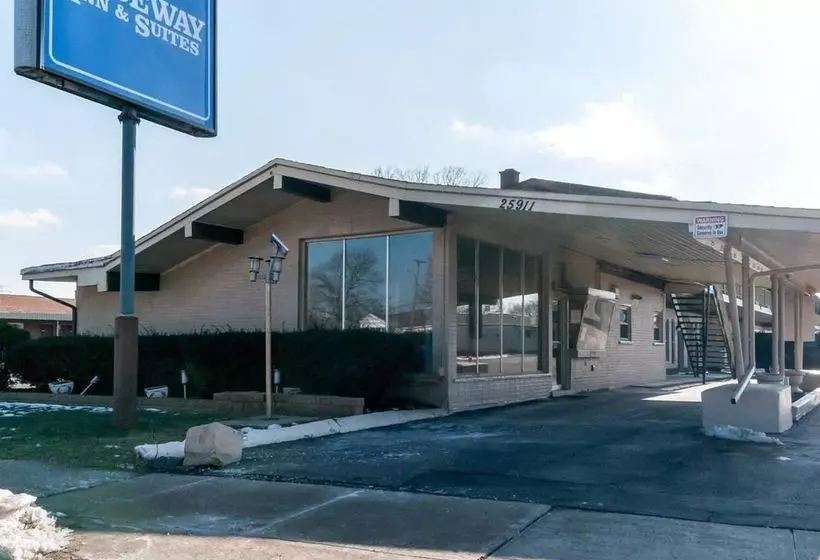 فندق على الطريق Rodeway Inn and Suites