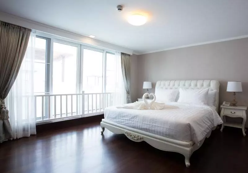 Hotel The Verona Riviera