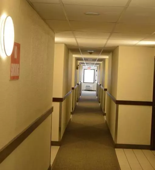 Отель Airport Traveller S Inn