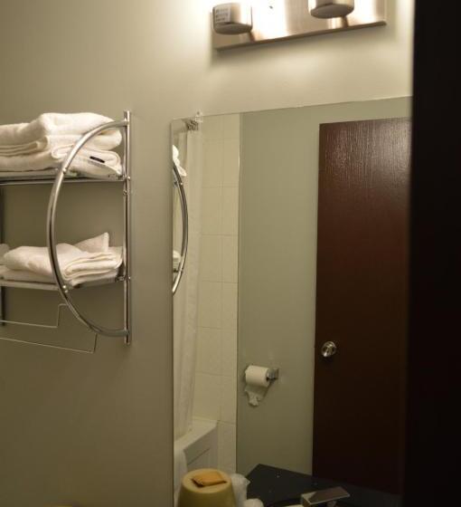 בית מלון כפרי Airport Traveller S Inn