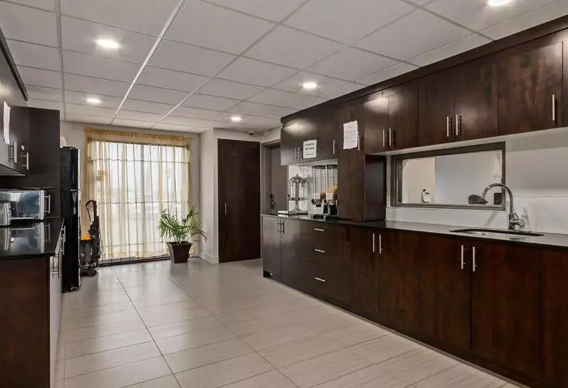 Отель Airport Traveller S Inn