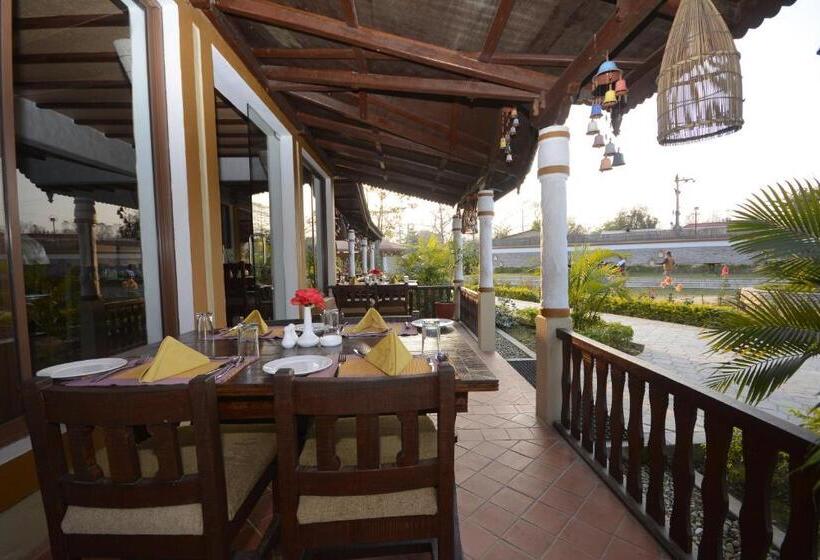 هتل Green Park Chitwan