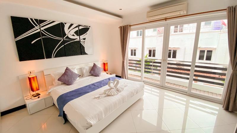 Hidden Palm Pool Villas