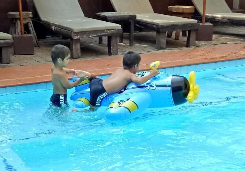 호텔 Baanpong Lodge