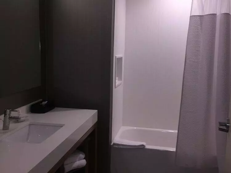 Szálloda Courtyard Bay City